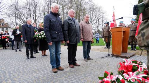 Uroczyste złożenie kwiatów pod pomnikiem podczas obchodów 83. rocznicy Zbrodni Katyńskiej